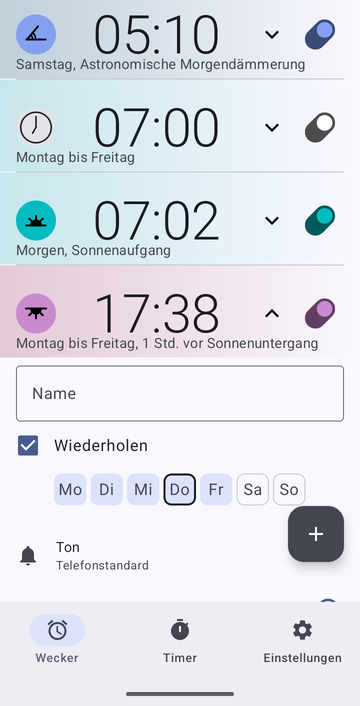 Eine geöffnete Weckerkarte für 17:38, von Montag bis Freitag, 1 Std. vor Sonnenuntergang: ein leeres Feld Name, das Kontrollkästchen Wiederholen angekreuzt mit den Tagen Mo bis Fr ausgewählt (Sa und So nicht), und Ton auf Telefonstandard. Die Karte setzt sich unter dem Bildrand fort.