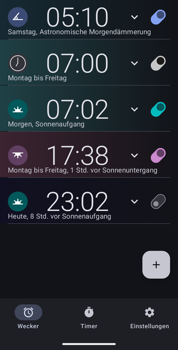 Weckerliste von Risetime mit fünf Weckern: 05:10 am Samstag, Astronomische Morgendämmerung (ein eigener Anker); 07:00 von Montag bis Freitag, zu fester Uhrzeit; 07:02 morgen bei Sonnenaufgang; 17:38 von Montag bis Freitag, 1 Std. vor Sonnenuntergang; und 23:02 heute, 8 Std. vor Sonnenaufgang, ausgeschaltet.