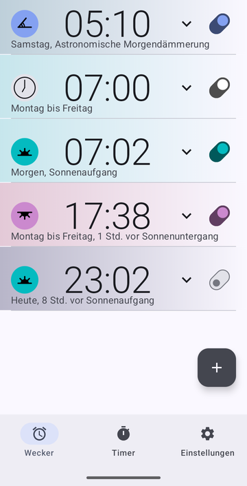 Weckerliste von Risetime mit fünf Weckern: 05:10 am Samstag, Astronomische Morgendämmerung (ein eigener Anker); 07:00 von Montag bis Freitag, zu fester Uhrzeit; 07:02 morgen bei Sonnenaufgang; 17:38 von Montag bis Freitag, 1 Std. vor Sonnenuntergang; und 23:02 heute, 8 Std. vor Sonnenaufgang, ausgeschaltet.