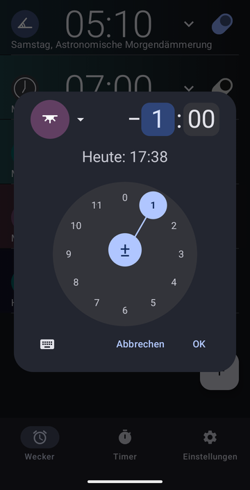 Das Dialogfeld zum Erstellen eines Weckers, eingestellt auf Sonnenuntergang mit einem Versatz von einer Stunde davor, der Stundenwähler auf 1 und der Minutenwähler auf 00, und die Zeile Heute: 17:38.