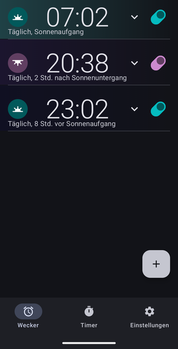 Weckerliste von Risetime mit drei Weckern, alle täglich wiederholt: 07:02 bei Sonnenaufgang, 20:38 zwei Stunden nach Sonnenuntergang, und 23:02 acht Stunden vor Sonnenaufgang.