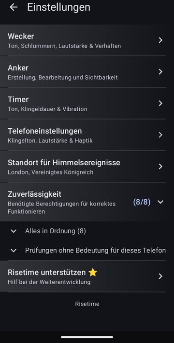 Der Einstellungsbildschirm von Risetime, mit den Zeilen Wecker, Anker, Timer, Telefoneinstellungen, und Standort für Himmelsereignisse eingestellt auf London, Vereinigtes Königreich. Die Zeile Zuverlässigkeit zeigt 8 von 8 Prüfungen grün an und ist geöffnet auf Alles in Ordnung (8) und Prüfungen ohne Bedeutung für dieses Telefon. Risetime unterstützen steht darunter, und die Fußzeile zeigt Risetime.