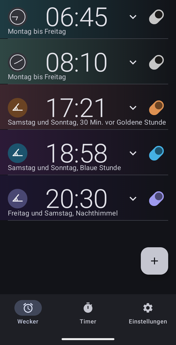 Die Weckerliste von Risetime mit fünf Weckern: 06:45 und 08:10, jeweils Montag bis Freitag, zu fester Uhrzeit; 17:21 am Samstag und Sonntag, 30 Min. vor Goldene Stunde; 18:58 am Samstag und Sonntag, Blaue Stunde; und 20:30 am Freitag und Samstag, Nachthimmel.
