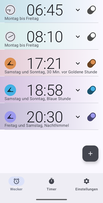 Die Weckerliste von Risetime mit fünf Weckern: 06:45 und 08:10, jeweils Montag bis Freitag, zu fester Uhrzeit; 17:21 am Samstag und Sonntag, 30 Min. vor Goldene Stunde; 18:58 am Samstag und Sonntag, Blaue Stunde; und 20:30 am Freitag und Samstag, Nachthimmel.