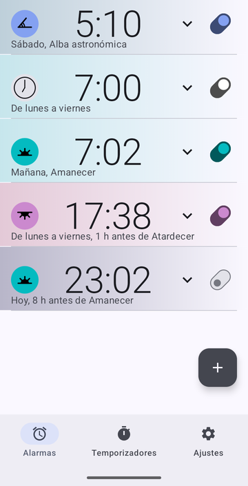 Lista de alarmas de Risetime con cinco alarmas: 5:10 el sábado en Alba astronómica, un ancla personalizada; 7:00 de lunes a viernes, una hora fija; 7:02 mañana en Amanecer; 17:38 de lunes a viernes, 1 h antes de Atardecer; y 23:02 hoy, 8 h antes de Amanecer, apagada.