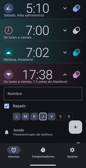 Una tarjeta de alarma abierta para las 17:38, de lunes a viernes, 1 h antes de Atardecer: un campo Nombre vacío, Repetir marcado con los días L, M, X, J y V seleccionados y S y D sin marcar, y Sonido en Predeterminado del teléfono. La tarjeta continúa bajo el borde de la imagen.