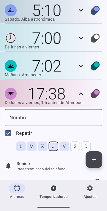 Una tarjeta de alarma abierta para las 17:38, de lunes a viernes, 1 h antes de Atardecer: un campo Nombre vacío, Repetir marcado con los días L, M, X, J y V seleccionados y S y D sin marcar, y Sonido en Predeterminado del teléfono. La tarjeta continúa bajo el borde de la imagen.