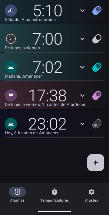 Lista de alarmas de Risetime con cinco alarmas: 5:10 el sábado en Alba astronómica, un ancla personalizada; 7:00 de lunes a viernes, una hora fija; 7:02 mañana en Amanecer; 17:38 de lunes a viernes, 1 h antes de Atardecer; y 23:02 hoy, 8 h antes de Amanecer, apagada.