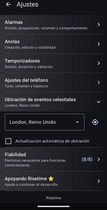 Los ajustes de Risetime, con la sección Ubicación de eventos celestiales abierta: London, Reino Unido seleccionado, un botón de localización, y una casilla Actualización automática de ubicación sin marcar.