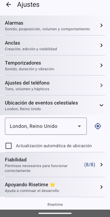 Los ajustes de Risetime, con la sección Ubicación de eventos celestiales abierta: London, Reino Unido seleccionado, un botón de localización, y una casilla Actualización automática de ubicación sin marcar.