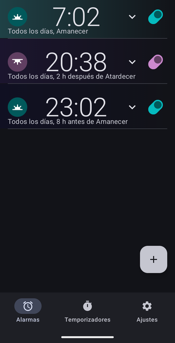 Lista de alarmas de Risetime con tres alarmas, las tres con Todos los días: 7:02 en Amanecer, 20:38 a 2 h después de Atardecer, y 23:02 a 8 h antes de Amanecer.