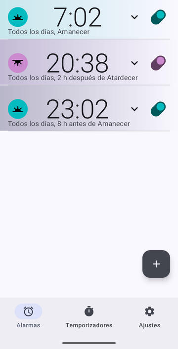 Lista de alarmas de Risetime con tres alarmas, las tres con Todos los días: 7:02 en Amanecer, 20:38 a 2 h después de Atardecer, y 23:02 a 8 h antes de Amanecer.