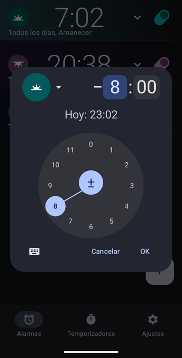 El cuadro de creación de alarma configurado en Amanecer con un desplazamiento de menos 8 horas y 00 minutos, el disco de las horas en 8, y la línea Hoy: 23:02.