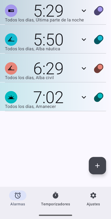 Lista de alarmas de Risetime con cuatro alarmas, todas con Todos los días: 5:29 en Última parte de la noche, 5:50 en Alba náutica, 6:29 en Alba civil, y 7:02 en Amanecer.