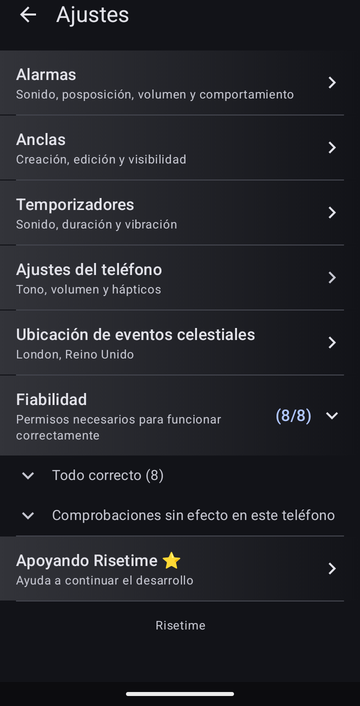 La pantalla de ajustes de Risetime, con las líneas Alarmas, Anclas, Temporizadores, Ajustes del teléfono, y Ubicación de eventos celestiales, que indica London, Reino Unido. La línea Fiabilidad indica (8/8) y está desplegada, con las filas plegadas Todo correcto (8) y Comprobaciones sin efecto en este teléfono. Apoyando Risetime figura debajo, y el pie de página indica Risetime.