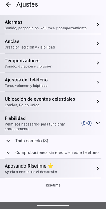 La pantalla de ajustes de Risetime, con las líneas Alarmas, Anclas, Temporizadores, Ajustes del teléfono, y Ubicación de eventos celestiales, que indica London, Reino Unido. La línea Fiabilidad indica (8/8) y está desplegada, con las filas plegadas Todo correcto (8) y Comprobaciones sin efecto en este teléfono. Apoyando Risetime figura debajo, y el pie de página indica Risetime.
