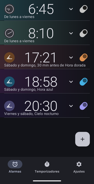 La lista de alarmas de Risetime con cinco alarmas: 6:45 y 8:10 de lunes a viernes; 17:21 sábado y domingo, 30 min antes de Hora dorada; 18:58 sábado y domingo en Hora azul; y 20:30 viernes y sábado en Cielo nocturno.