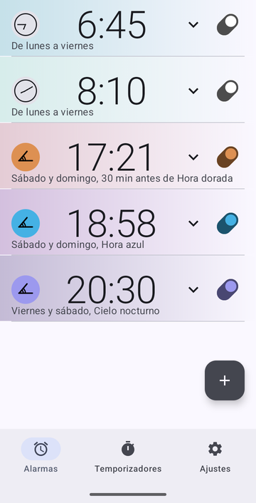 La lista de alarmas de Risetime con cinco alarmas: 6:45 y 8:10 de lunes a viernes; 17:21 sábado y domingo, 30 min antes de Hora dorada; 18:58 sábado y domingo en Hora azul; y 20:30 viernes y sábado en Cielo nocturno.