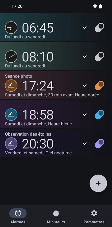 La liste d’alarmes de Risetime avec cinq alarmes : 06:45 et 08:10 du lundi au vendredi sur Absolu ; 17:21 le samedi et le dimanche, 30 min avant Heure dorée ; 18:58 le samedi et le dimanche à Heure bleue ; et 20:30 le vendredi et le samedi à Ciel nocturne.