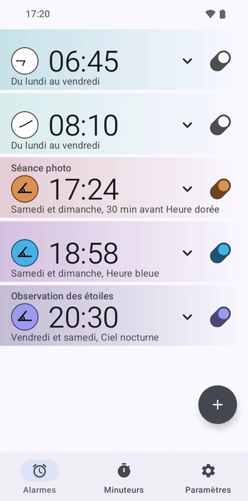 La liste d’alarmes de Risetime avec cinq alarmes : 06:45 et 08:10 du lundi au vendredi sur Absolu ; 17:21 le samedi et le dimanche, 30 min avant Heure dorée ; 18:58 le samedi et le dimanche à Heure bleue ; et 20:30 le vendredi et le samedi à Ciel nocturne.