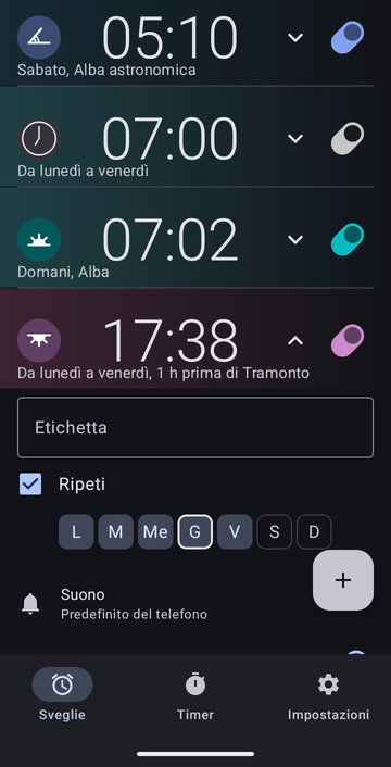 Una scheda sveglia aperta per le 17:38, dal lunedì al venerdì, 1 h prima del Tramonto: un campo Etichetta vuoto, la casella Ripeti spuntata con i giorni da L a V selezionati e S e D no, e Suono impostato su Predefinito del telefono. La scheda continua sotto il bordo dell’immagine.