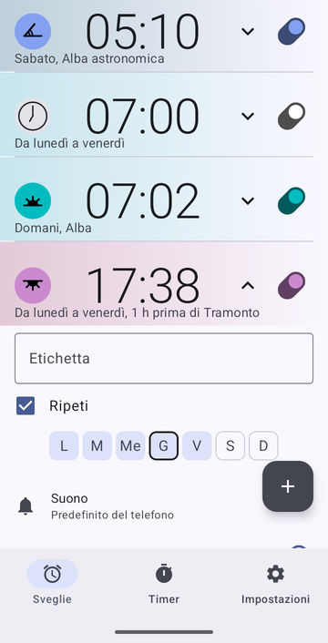 Una scheda sveglia aperta per le 17:38, dal lunedì al venerdì, 1 h prima del Tramonto: un campo Etichetta vuoto, la casella Ripeti spuntata con i giorni da L a V selezionati e S e D no, e Suono impostato su Predefinito del telefono. La scheda continua sotto il bordo dell’immagine.