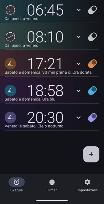 L’elenco delle sveglie di Risetime con cinque sveglie: 06:45 e 08:10 dal lunedì al venerdì, a orario fisso; 17:21 il sabato e la domenica, 30 min prima di Ora dorata; 18:58 il sabato e la domenica a Ora blu; e 20:30 il venerdì e il sabato a Cielo notturno.
