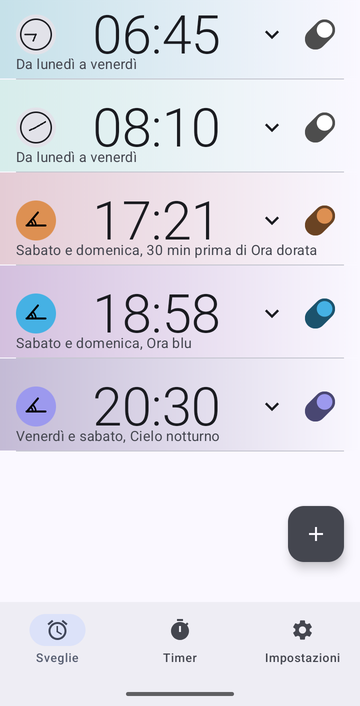 L’elenco delle sveglie di Risetime con cinque sveglie: 06:45 e 08:10 dal lunedì al venerdì, a orario fisso; 17:21 il sabato e la domenica, 30 min prima di Ora dorata; 18:58 il sabato e la domenica a Ora blu; e 20:30 il venerdì e il sabato a Cielo notturno.