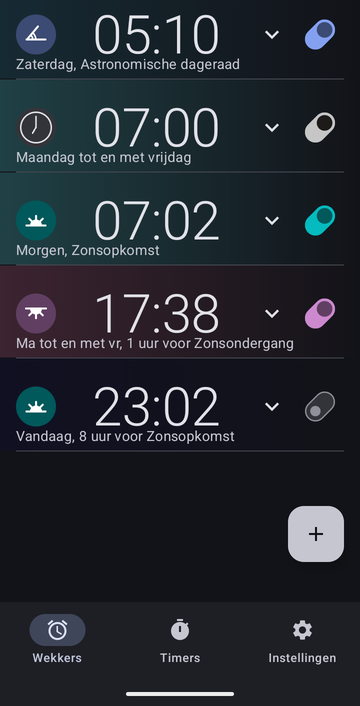 Wekkerlijst van Risetime met vijf wekkers: 05:10 op zaterdag bij Astronomische dageraad; 07:00 van maandag tot en met vrijdag, met een klokpictogram; 07:02 morgen bij Zonsopkomst; 17:38 van maandag tot en met vrijdag, 1 uur voor Zonsondergang; en 23:02 vandaag, 8 uur voor Zonsopkomst, uitgeschakeld. Onderaan de tabbladen Wekkers, Timers en Instellingen.