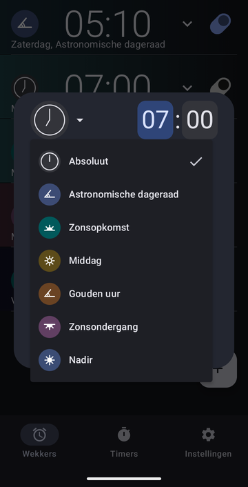 Het dialoogvenster voor een nieuwe wekker, met het ankermenu open: Absoluut (aangevinkt), Astronomische dageraad, Zonsopkomst, Middag, Gouden uur, Zonsondergang en Nadir.