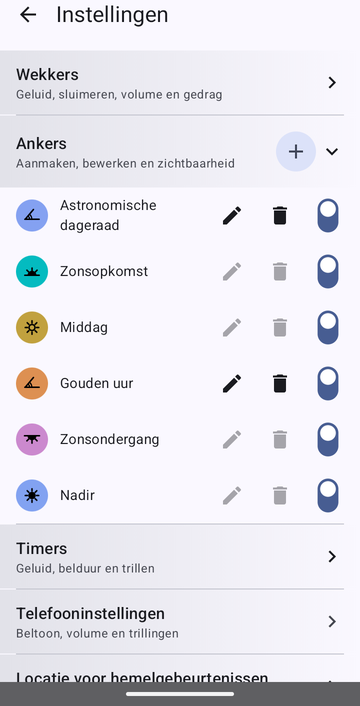 De instellingen met Ankers opengeklapt en een plusknop ernaast: Astronomische dageraad, Zonsopkomst, Middag, Gouden uur, Zonsondergang en Nadir. Alleen Astronomische dageraad en Gouden uur, de aangepaste ankers, hebben een actieve bewerkknop en verwijderknop. Elke regel heeft een schakelaar, alle ingeschakeld.