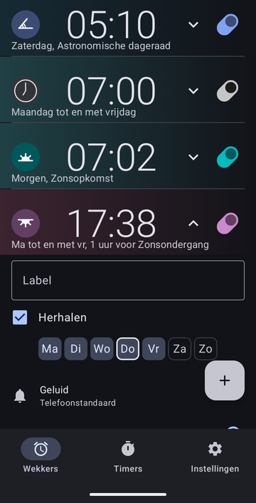 De opengeklapte wekker van 17:38, van maandag tot en met vrijdag, 1 uur voor Zonsondergang: een leeg veld Label, Herhalen aangevinkt met Ma, Di, Wo, Do en Vr geselecteerd, en Geluid met Telefoonstandaard. De kaart loopt door onder de rand van de afbeelding.