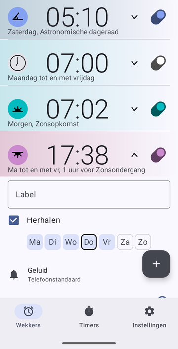 De opengeklapte wekker van 17:38, van maandag tot en met vrijdag, 1 uur voor Zonsondergang: een leeg veld Label, Herhalen aangevinkt met Ma, Di, Wo, Do en Vr geselecteerd, en Geluid met Telefoonstandaard. De kaart loopt door onder de rand van de afbeelding.