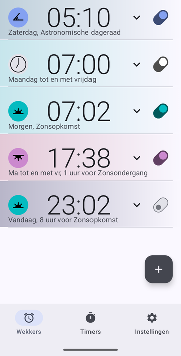 Wekkerlijst van Risetime met vijf wekkers: 05:10 op zaterdag bij Astronomische dageraad; 07:00 van maandag tot en met vrijdag, met een klokpictogram; 07:02 morgen bij Zonsopkomst; 17:38 van maandag tot en met vrijdag, 1 uur voor Zonsondergang; en 23:02 vandaag, 8 uur voor Zonsopkomst, uitgeschakeld. Onderaan de tabbladen Wekkers, Timers en Instellingen.