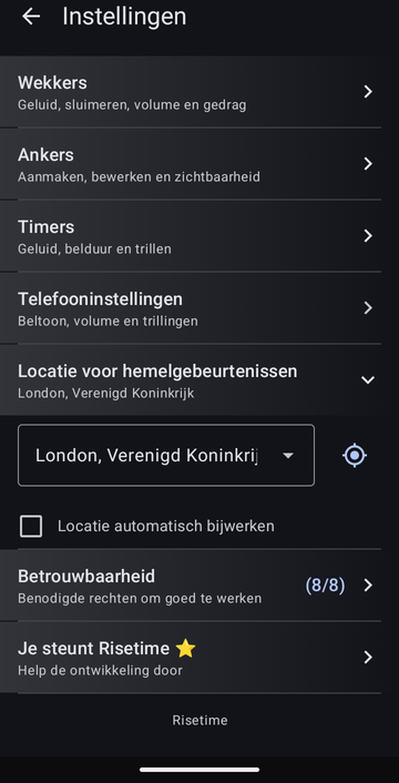 De instellingen van Risetime met Locatie voor hemelgebeurtenissen geopend: London, Verenigd Koninkrijk geselecteerd in een keuzelijst, een gps-knop ernaast, en een niet aangevinkt vakje Locatie automatisch bijwerken.
