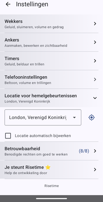 De instellingen van Risetime met Locatie voor hemelgebeurtenissen geopend: London, Verenigd Koninkrijk geselecteerd in een keuzelijst, een gps-knop ernaast, en een niet aangevinkt vakje Locatie automatisch bijwerken.