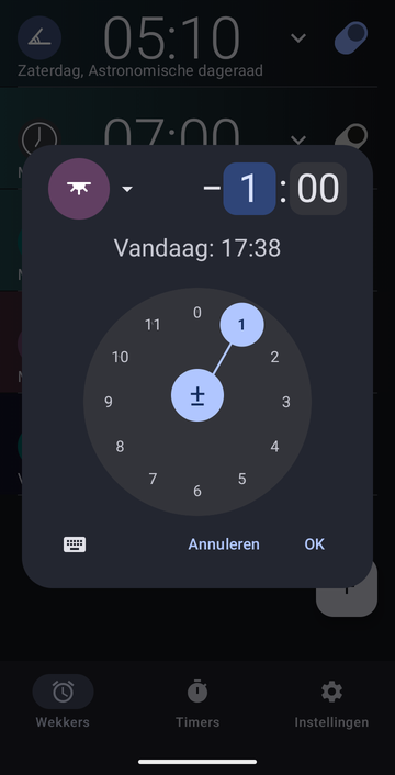 Het dialoogvenster voor een nieuwe wekker, ingesteld op het anker Zonsondergang met een tijdsverschil van −1:00, de wijzerplaat voor uren op 1, en de regel Vandaag: 17:38.