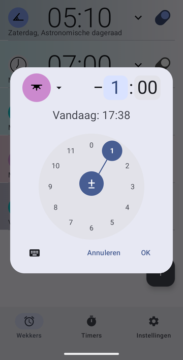 Het dialoogvenster voor een nieuwe wekker, ingesteld op het anker Zonsondergang met een tijdsverschil van −1:00, de wijzerplaat voor uren op 1, en de regel Vandaag: 17:38.
