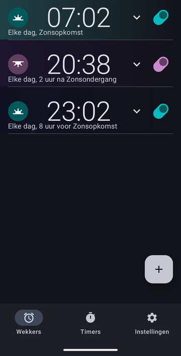 Wekkerlijst van Risetime met drie wekkers, alle drie elke dag: 07:02 bij Zonsopkomst, 20:38 2 uur na Zonsondergang, en 23:02 8 uur voor Zonsopkomst.