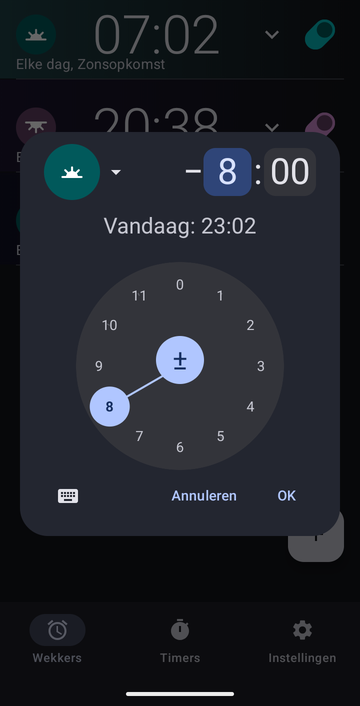 Het dialoogvenster voor een nieuwe wekker, ingesteld op het anker Zonsopkomst met een tijdsverschil van −8:00, de wijzerplaat voor uren op 8, en de regel Vandaag: 23:02.