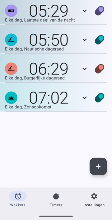Wekkerlijst van Risetime met vier wekkers, alle vier elke dag: 05:29 bij Laatste deel van de nacht, 05:50 bij Nautische dageraad, 06:29 bij Burgerlijke dageraad, en 07:02 bij Zonsopkomst.