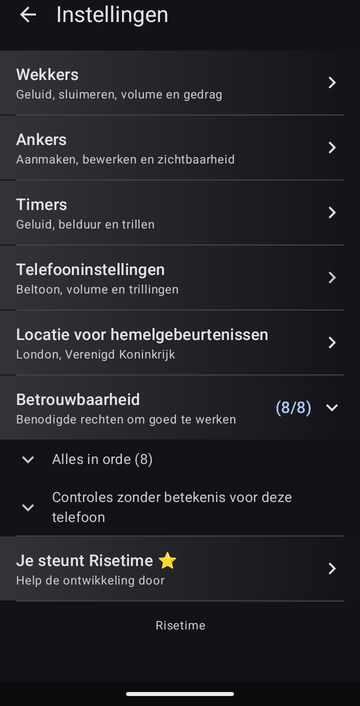 Het scherm Instellingen van Risetime, met de regels Wekkers, Ankers, Timers, Telefooninstellingen, en Locatie voor hemelgebeurtenissen met London, Verenigd Koninkrijk. De regel Betrouwbaarheid, (8/8), is opengeklapt op Alles in orde (8) en Controles zonder betekenis voor deze telefoon. Eronder staat Je steunt Risetime met een ster, en onderaan het woord Risetime.