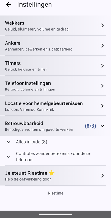 Het scherm Instellingen van Risetime, met de regels Wekkers, Ankers, Timers, Telefooninstellingen, en Locatie voor hemelgebeurtenissen met London, Verenigd Koninkrijk. De regel Betrouwbaarheid, (8/8), is opengeklapt op Alles in orde (8) en Controles zonder betekenis voor deze telefoon. Eronder staat Je steunt Risetime met een ster, en onderaan het woord Risetime.
