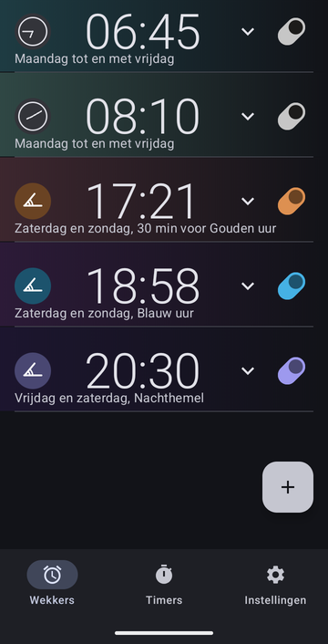 De wekkerlijst van Risetime met vijf wekkers: 06:45 en 08:10 van maandag tot en met vrijdag, met een klokpictogram; 17:21 op zaterdag en zondag, 30 min voor Gouden uur; 18:58 op zaterdag en zondag bij Blauw uur; en 20:30 op vrijdag en zaterdag bij Nachthemel.