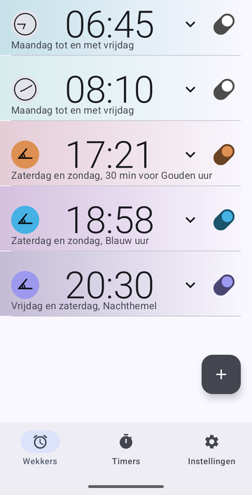 De wekkerlijst van Risetime met vijf wekkers: 06:45 en 08:10 van maandag tot en met vrijdag, met een klokpictogram; 17:21 op zaterdag en zondag, 30 min voor Gouden uur; 18:58 op zaterdag en zondag bij Blauw uur; en 20:30 op vrijdag en zaterdag bij Nachthemel.