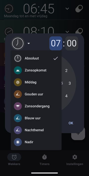 Het dialoogvenster voor een nieuwe wekker, met het ankermenu open: Absoluut (aangevinkt), Zonsopkomst, Middag, Gouden uur, Zonsondergang, Blauw uur, Nachthemel en Nadir.