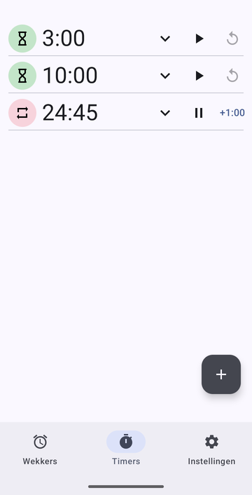 Timerlijst van Risetime met drie timers: 3:00 en 10:00, allebei gestopt met een afspeelknop en een resetknop, en 24:45, die loopt, met een roze lus-pictogram, een pauzeknop en een knop +1:00. Onderaan de tabbladen Wekkers, Timers (geselecteerd) en Instellingen.