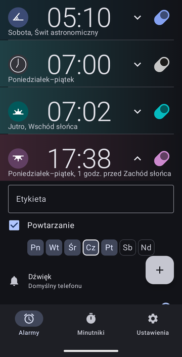 Rozwinięta karta alarmu na 17:38, od poniedziałku do piątku, 1 h przed Zachodem słońca: puste pole Etykieta, zaznaczone Powtarzanie z wybranymi dniami Pn–Pt oraz Dźwięk ustawiony na Domyślny telefonu. Karta ciągnie się poniżej krawędzi obrazu.