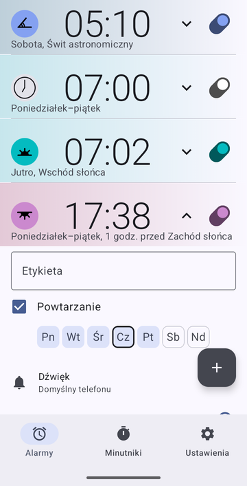 Rozwinięta karta alarmu na 17:38, od poniedziałku do piątku, 1 h przed Zachodem słońca: puste pole Etykieta, zaznaczone Powtarzanie z wybranymi dniami Pn–Pt oraz Dźwięk ustawiony na Domyślny telefonu. Karta ciągnie się poniżej krawędzi obrazu.
