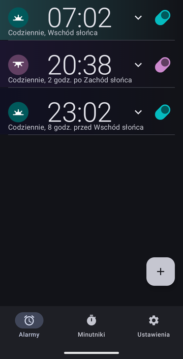 Lista alarmów Risetime z trzema alarmami, wszystkie powtarzane codziennie: 07:02 na kotwicy Wschód słońca, 20:38 dwie godziny po kotwicy Zachód słońca, i 23:02 osiem godzin przed kotwicą Wschód słońca.